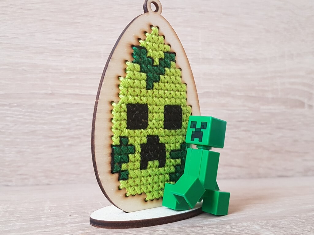 keresztszemes hímzéssel készült Minecraft Creeper tojás