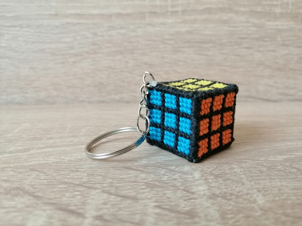 keresztszemes hímzéssel készült Rubik-kocka kulcstartó