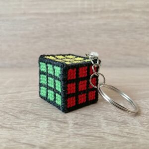 keresztszemes hímzéssel készült Rubik-kocka